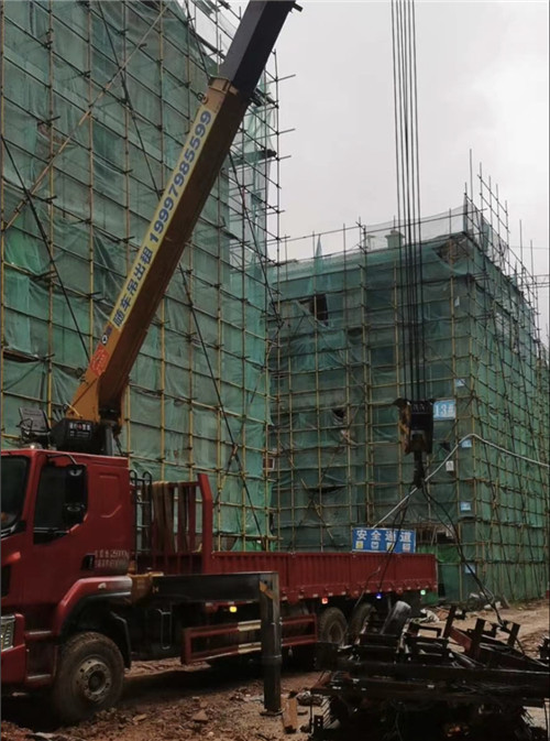 龙华区“慢工细活”—— 吊车的 “微动控制” 技术